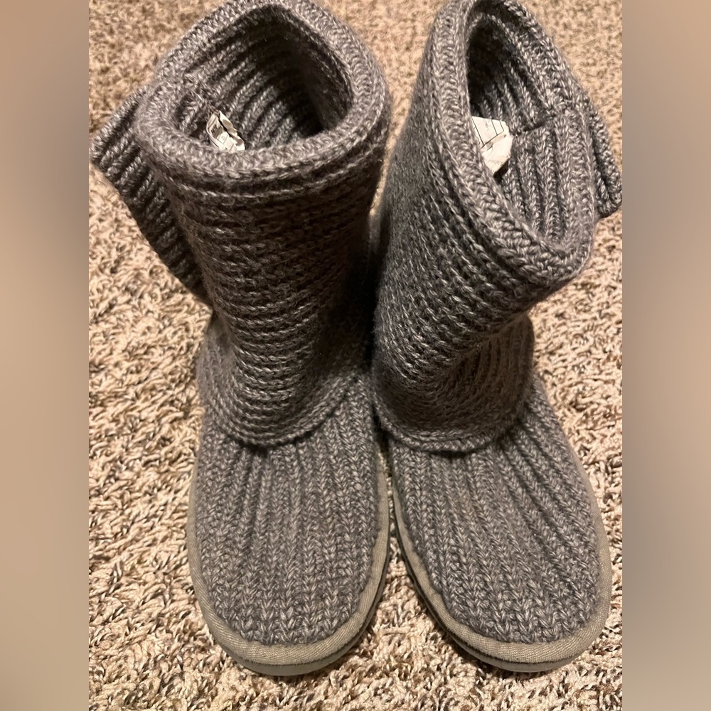 Ugg winter boot.  Like new, smoke/pet free home.